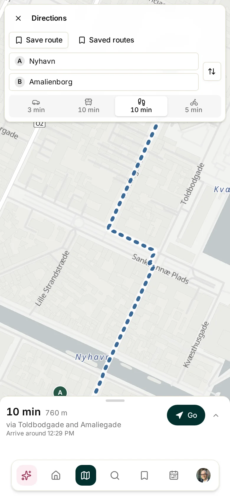 Walking directions in Viamente from Nyhavn to Amalienborg, with travel modes and the route drawn on the map.