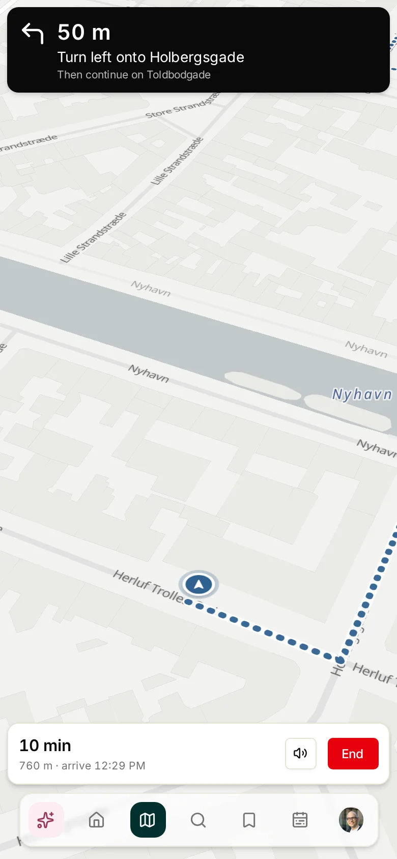 Viamente’s active walking navigation showing the next turn onto Holbergsgade, the route and the arrival estimate.